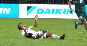 全武行！泰王杯决赛现大规模冲突，“泰国梅西”被恶意犯规踢翻