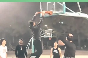 80岁大爷篮球场遛弯，接下来一个动作，把小伙整出心理阴影